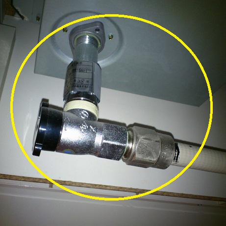③ガス管、給水接続の状態がわかる部分の写真
(どのような接続かの確認)
